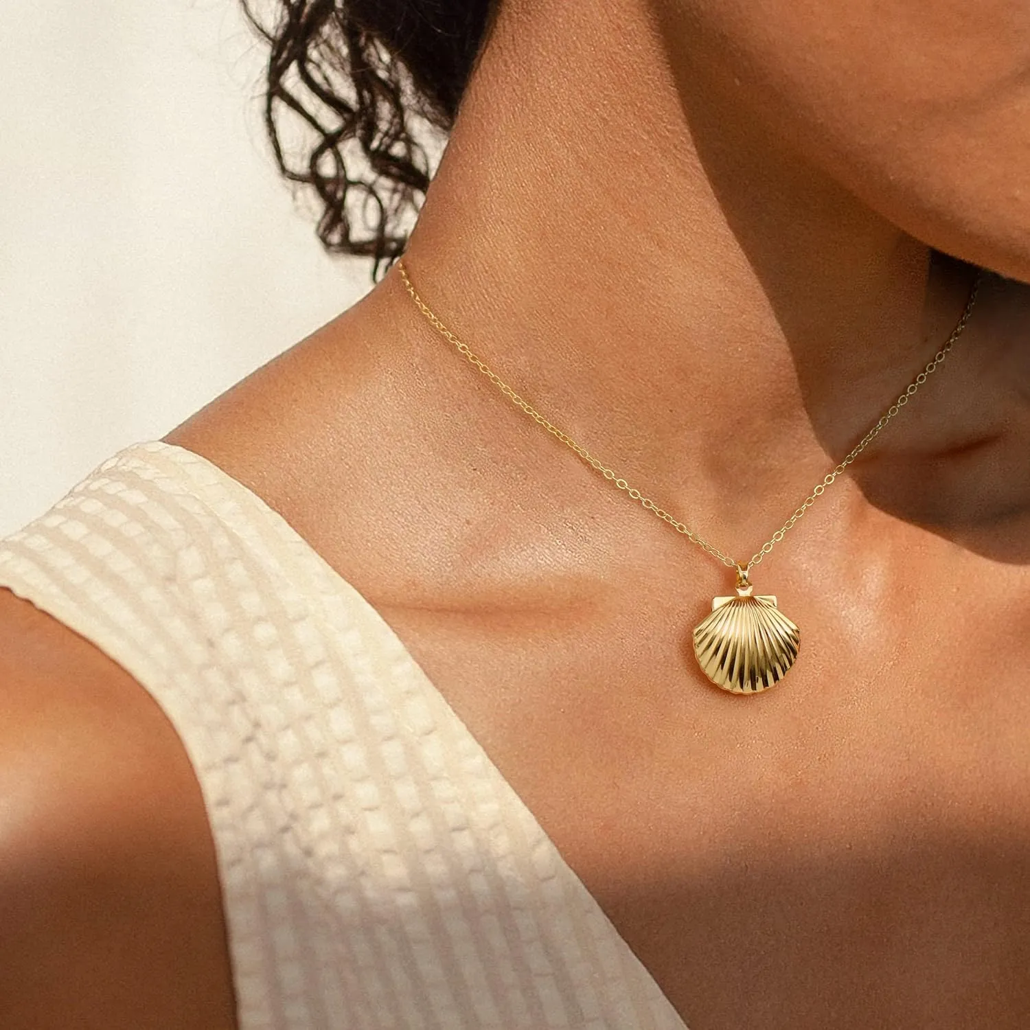 Btysun Beach Necklace, Summer Necklace for Women Teen Girl Gifts Trendy Stuff 14k Gold Necklace Conch Shell Starfish Pendant Necklace Stocking Stuffers for Teens Birthday Christmas Jewelry