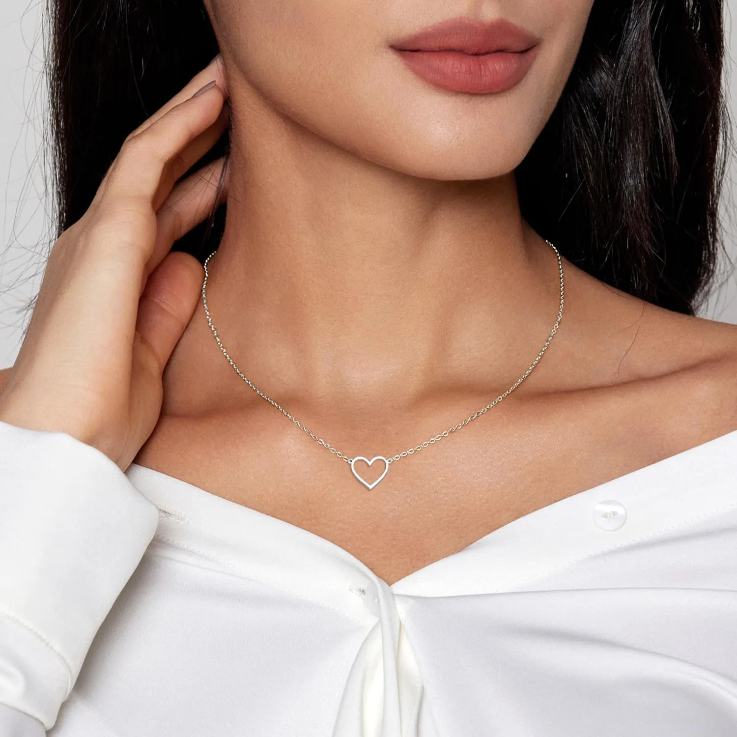 Cute Heart Necklace Dainty 18k Gold Plated Tiny Heart Pendant Choker Necklaces Small Gold Love Open Heart Chain Necklace for Women Simple Gold Necklace for Women Trendy Jewelry